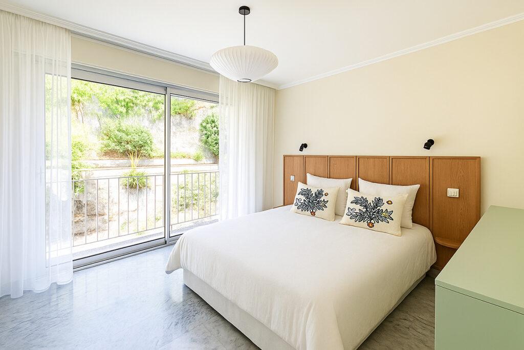 Chambre minimaliste avec vue sur jardin copy